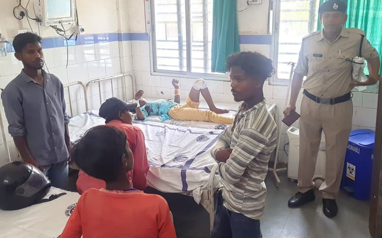 चलती ट्रेन से गया की युवती गिरी, हालत गंभीर