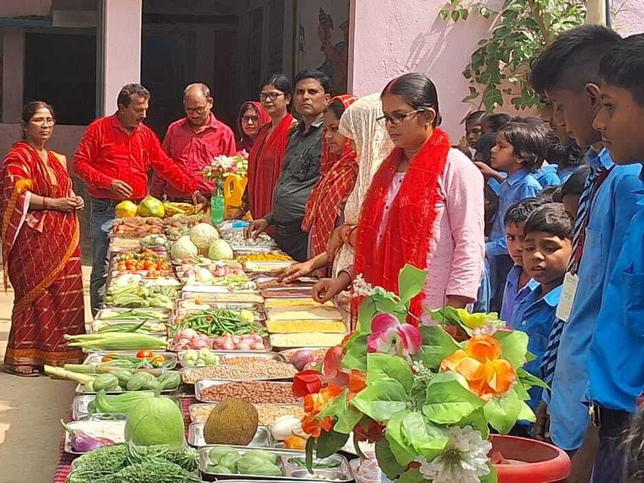 सेरहापुर सिरसा अपग्रेड मिडिल स्कूल में पोषण मेले में बच्चों ने लगायी प्रदर्शनी
