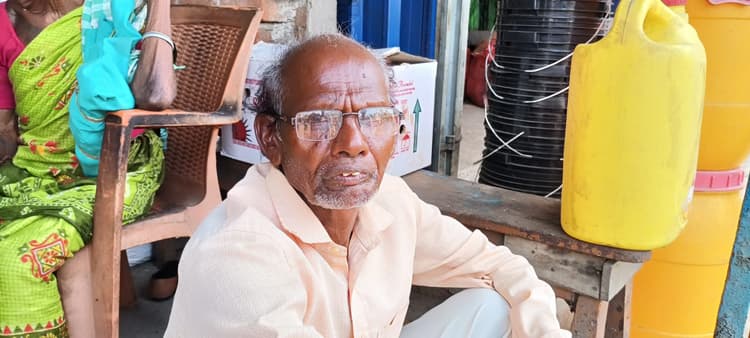 Dhanbad News : घर बनाने के लिए बैंक से पैसे निकाले, उचक्कों ने 50 हजार भरा थैला किया गायब