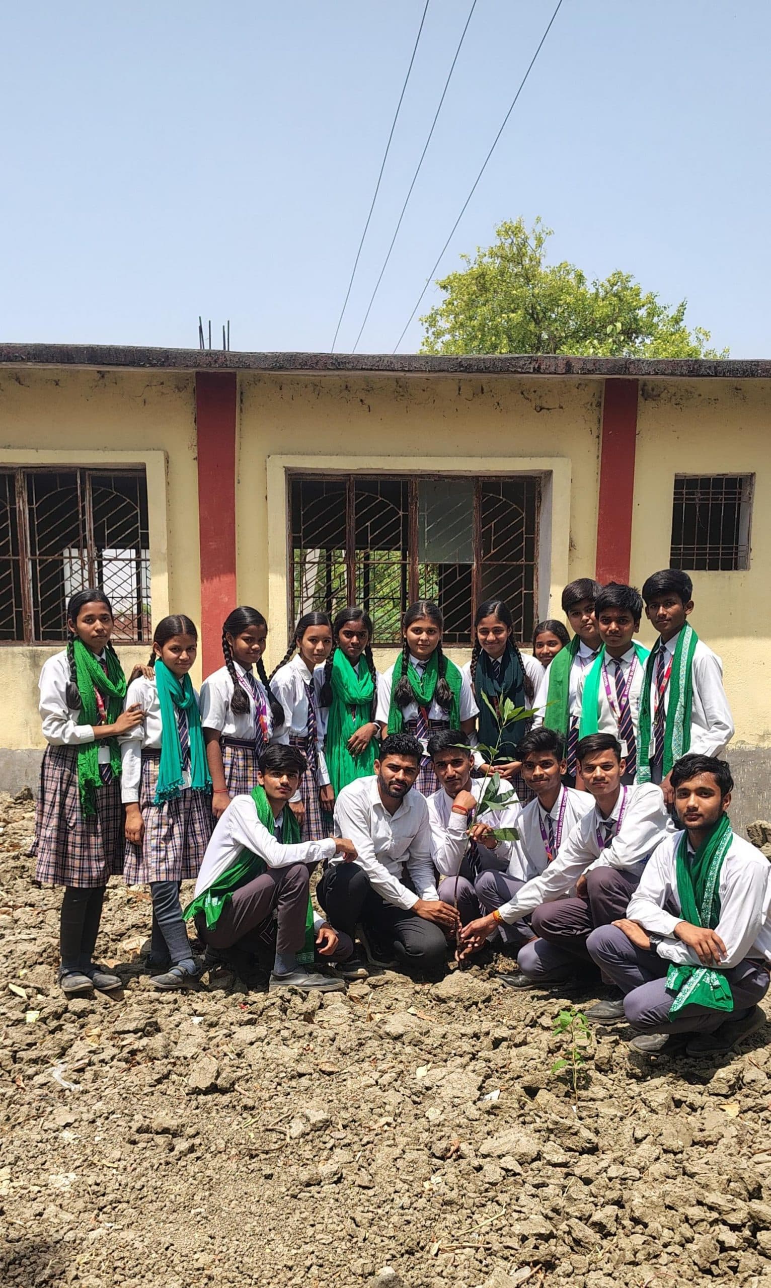 बच्चों ने गांवों में किया पौधारोपण