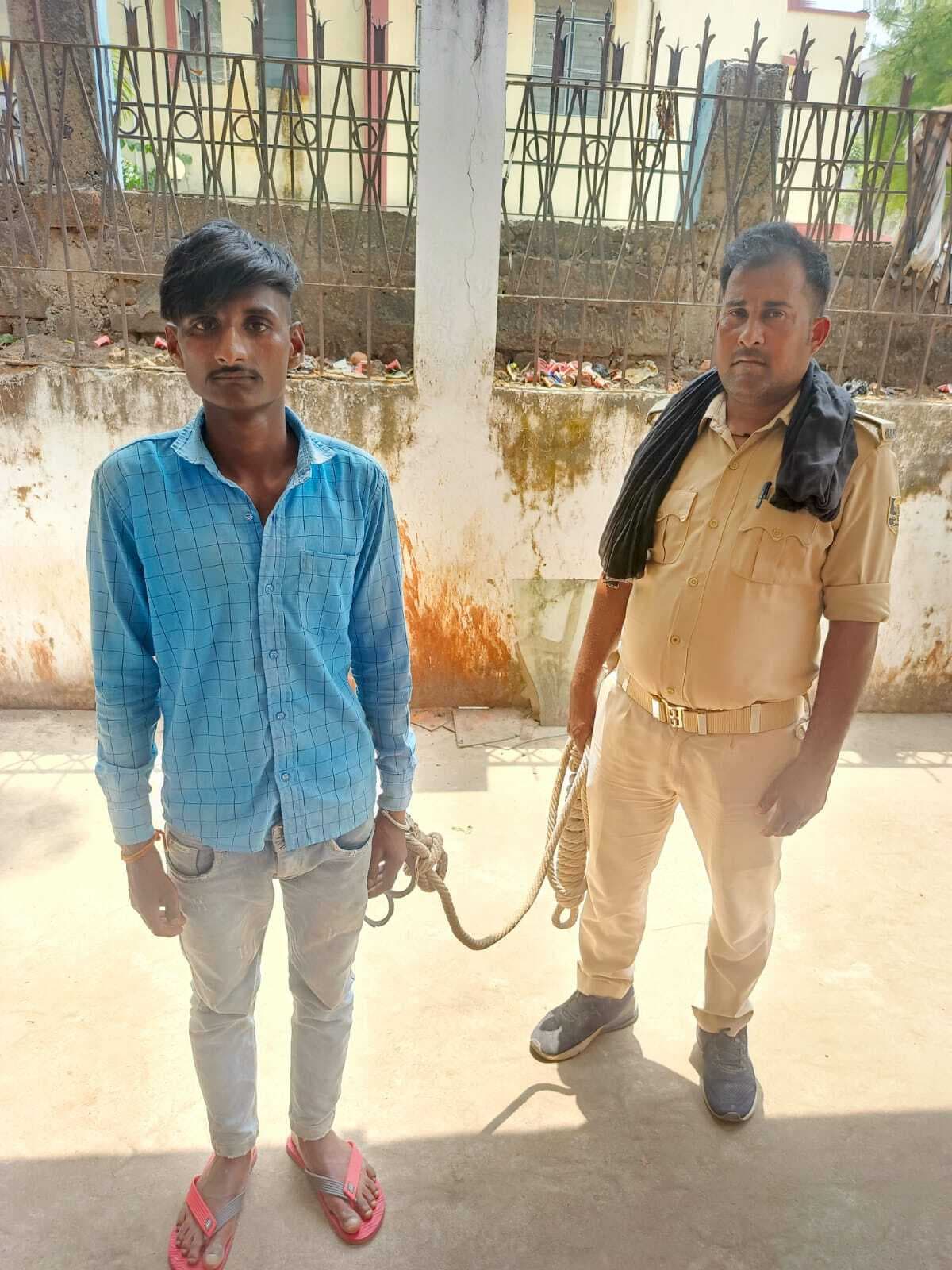 विश्वंभरपुर में छापेमारी में शराब माफिया समेत दो गिरफ्तार, जेल, गिरफ्तार अमरजीत यादव पर दर्ज हैं आधा दर्जन मामले