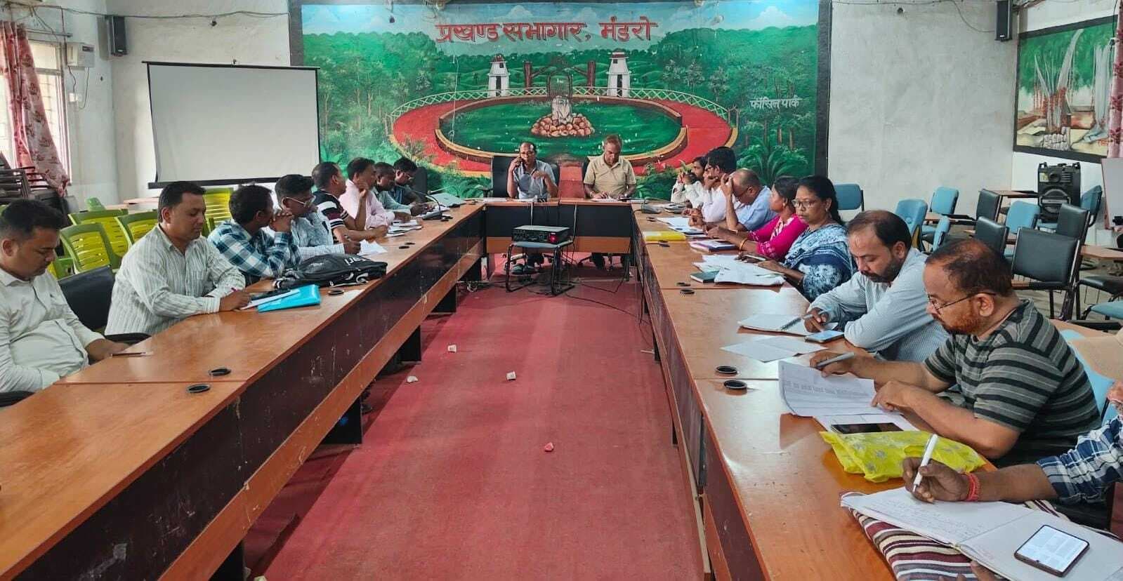 मनरेगा के तहत पूर्ण आवास अविलंब बंद करें: बीडीओ