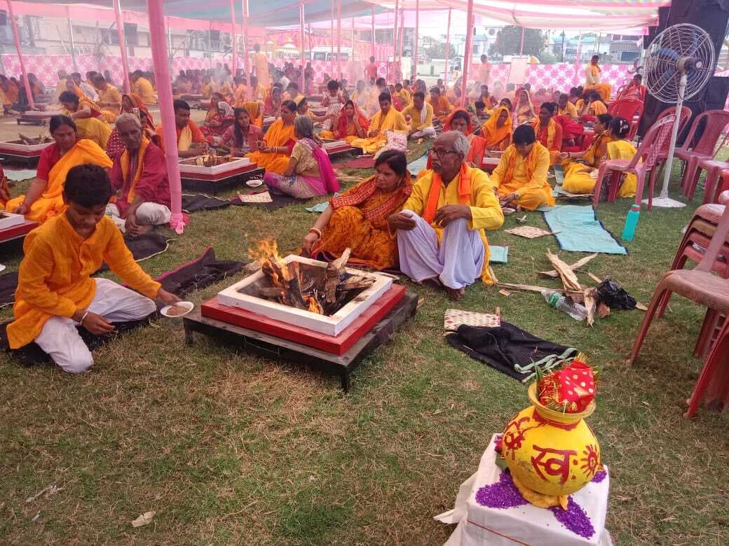51 कुंडी गायत्री संस्कार महोत्सव के दूसरे हुआ हवन