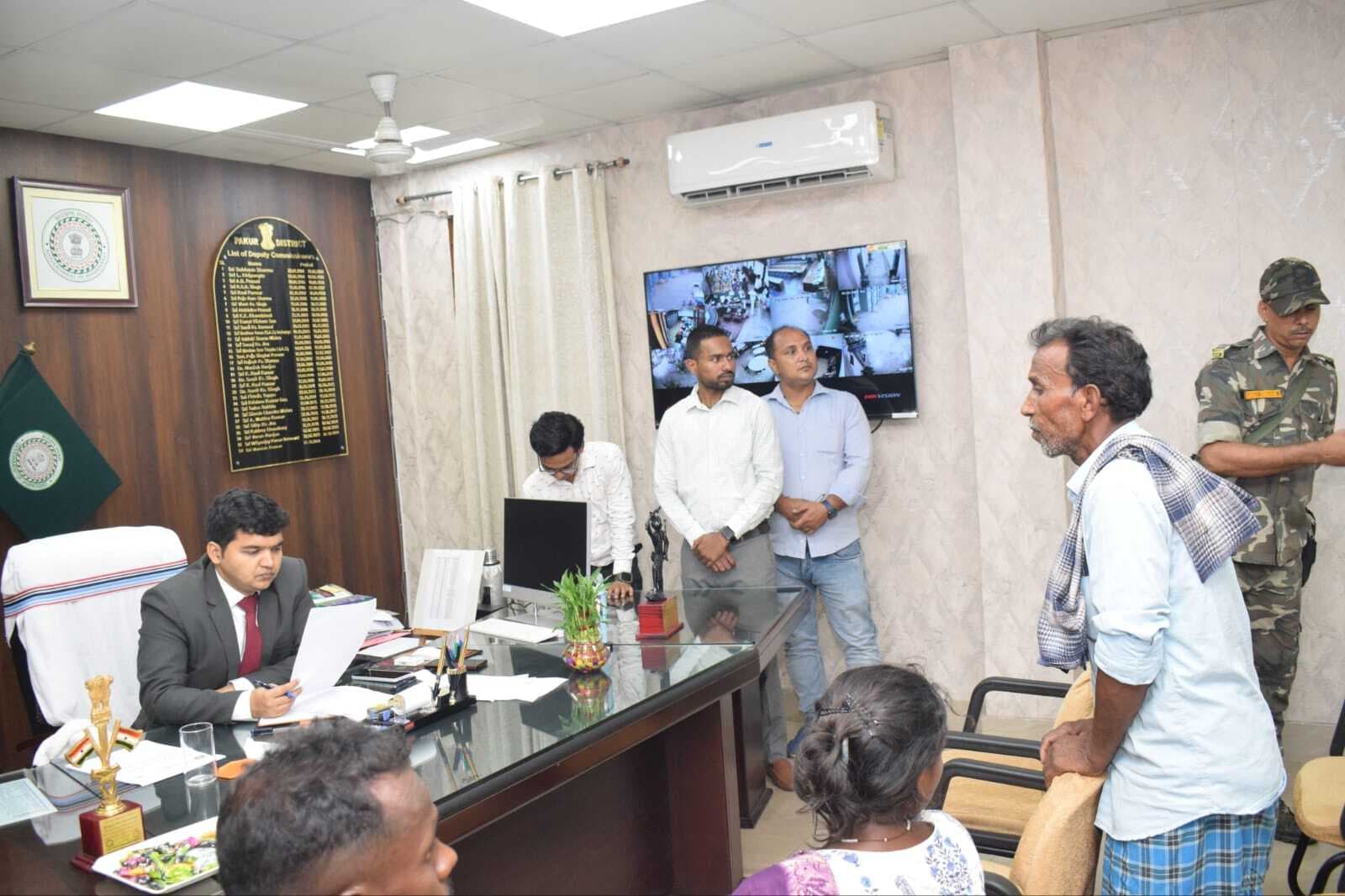 जनता दरबार में डीसी ने सुनी लोगों की समस्याएं