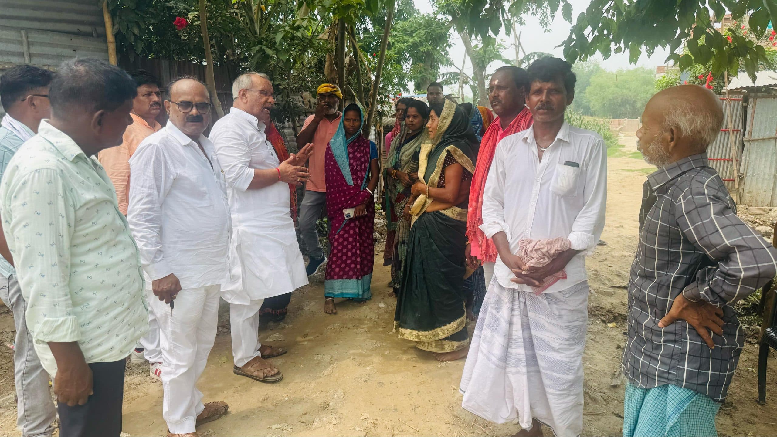 महादलित टोला का दौरा कर लोगों की समस्याओं को पूर्व उपमुख्यमंत्री ने सुना