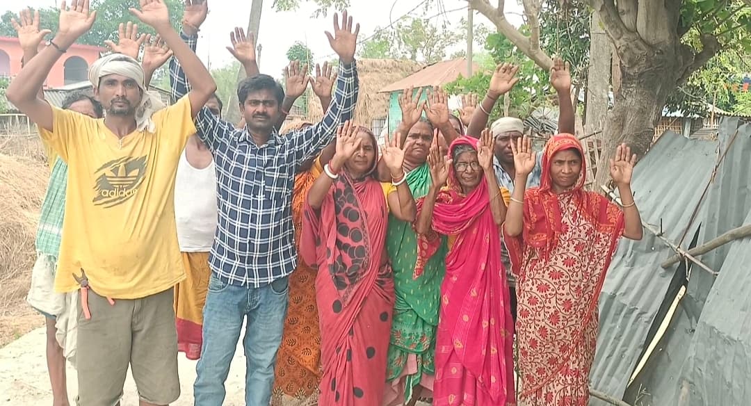 नल जल योजना से वंचित लोगों ने सड़क पर उतरकर आक्रोश जताया