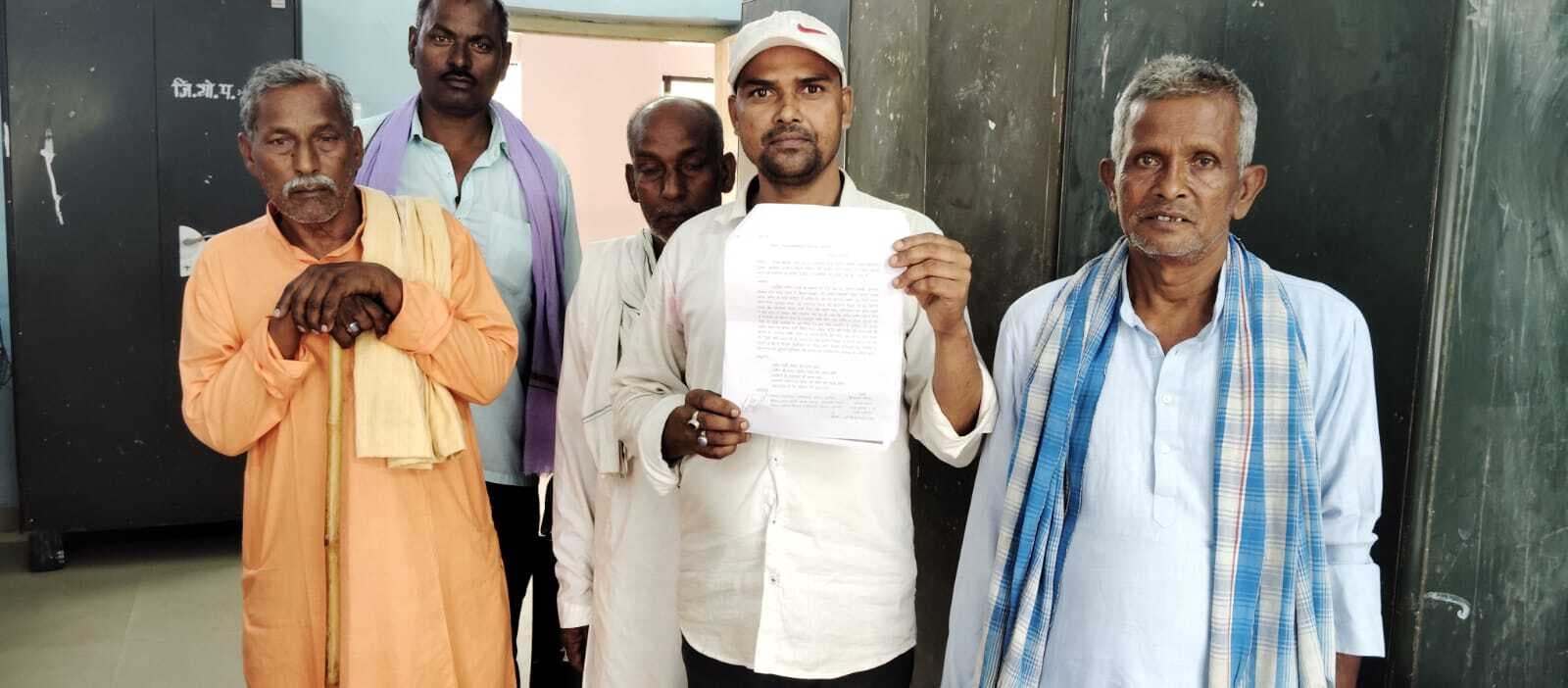 सड़क को लेकर एसडीएम को सौंपा ज्ञापन