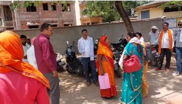 प्रखंड कार्यालय परिसर में भिड़े मुखिया व पंचायत सचिव