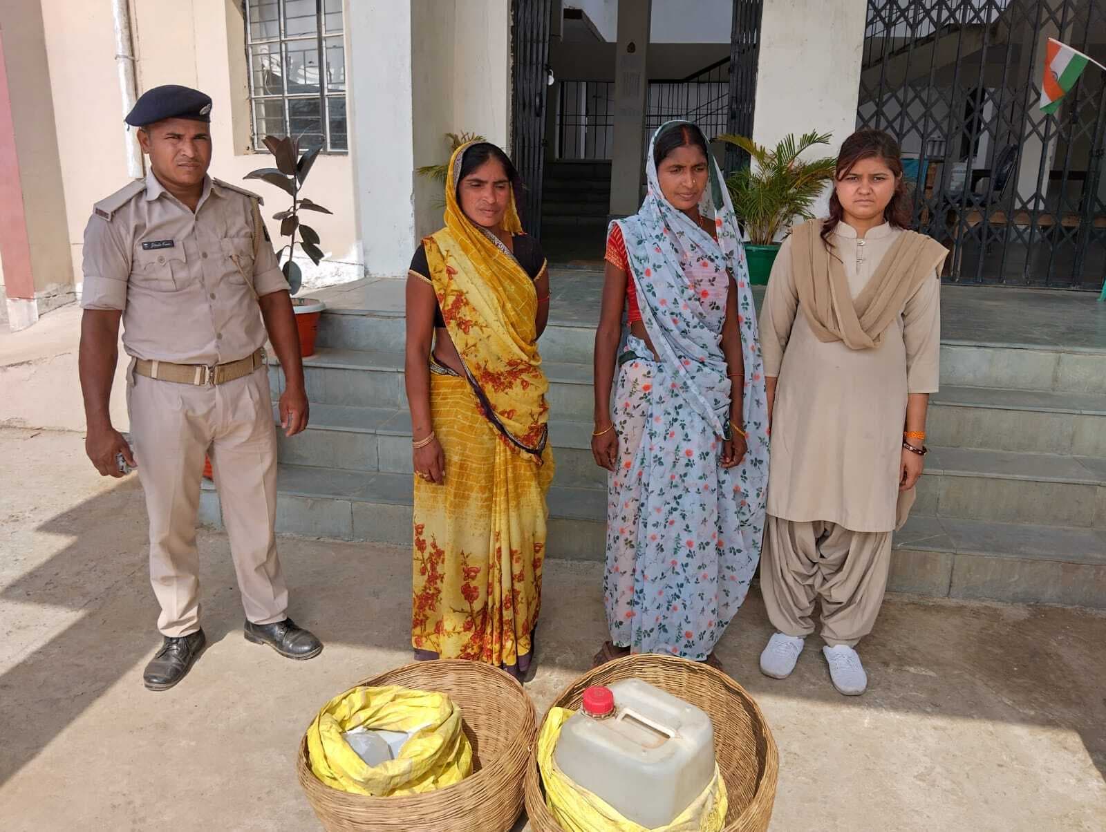 55 लीटर शराब के साथ दो महिला तस्कर गिरफ्तार