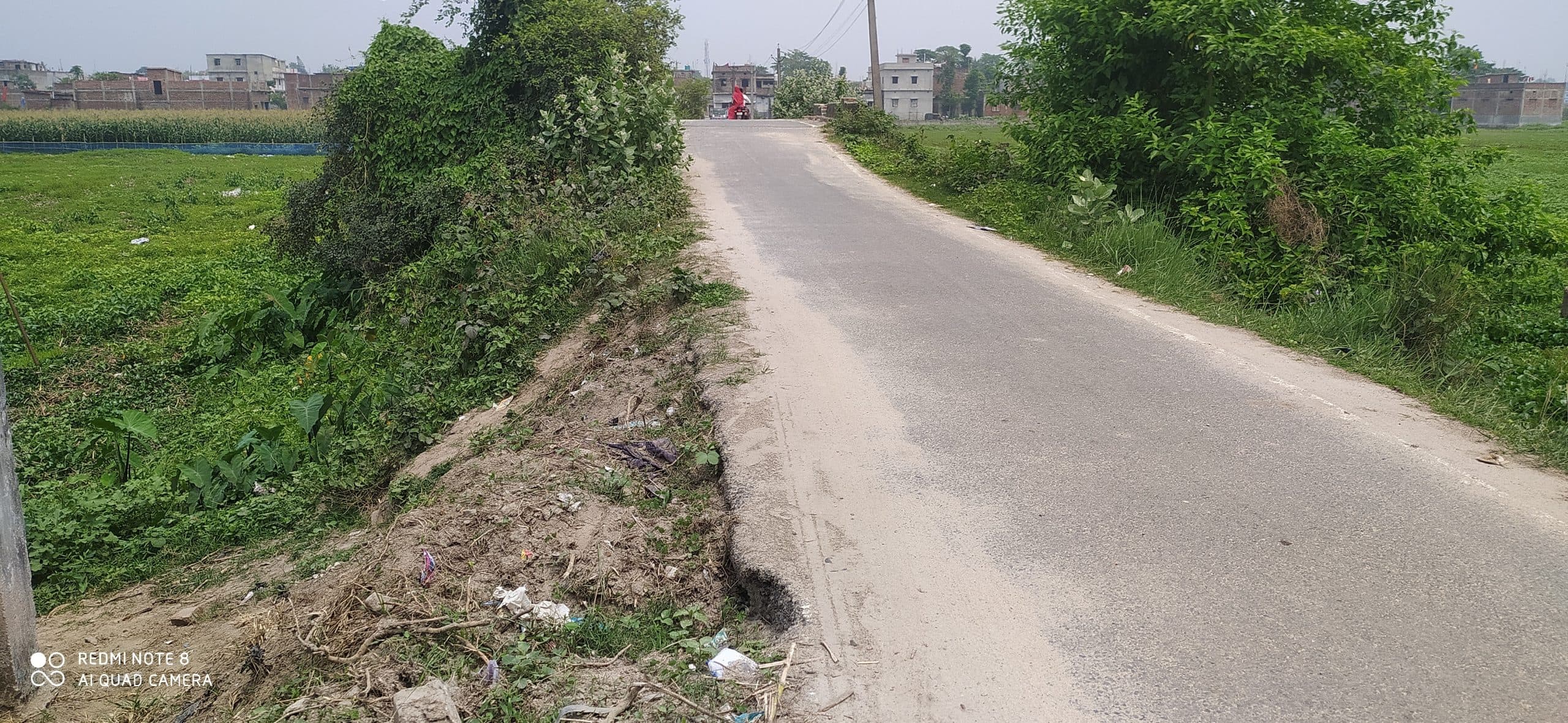 सड़क पर रेनकट दे रहा दुर्घटना को आमंत्रण