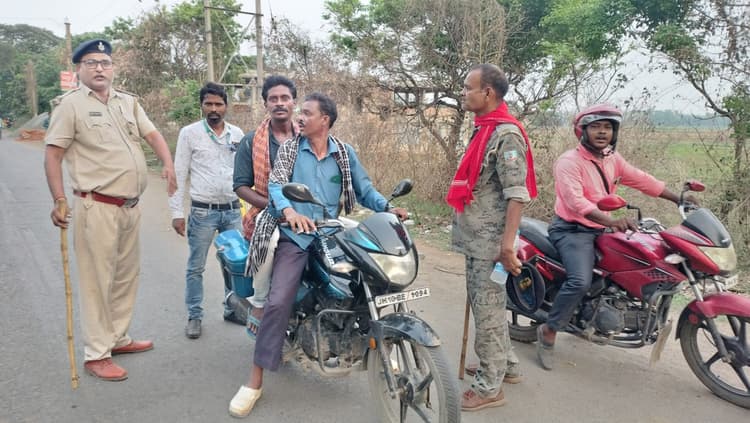 सड़क सुरक्षा टीम ने वाहन चालकों से वसूला जुर्माना