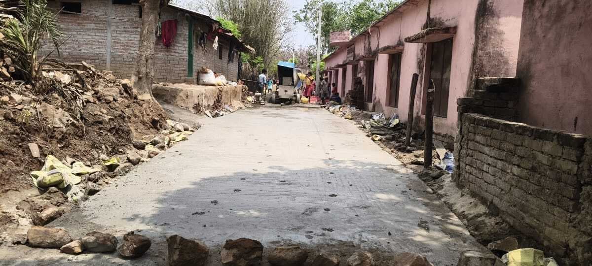 बिना योजना बोर्ड लगाये सड़क का निर्माण कार्य गुणवत्ता पर सवाल