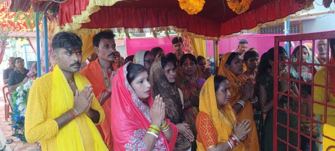 मां शीतला मंदिर में प्रतिमा की प्राण प्रतिष्ठा की गयी, भक्ति में डूबे रहे श्रद्धालु