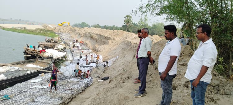 कटाव निरोधात्मक कार्य का महानंदा विभाग के एसडीओ ने लिया जायजा