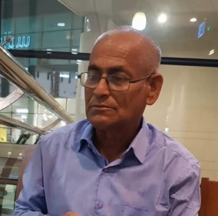 रोड किनारे खड़े हाइवा से जा टकराया बाइक सवार, मौत