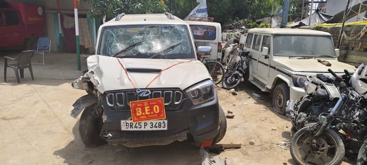 बीइओ की गाड़ी की टक्कर से दो चचेरे व एक मौसेरे भाई की मौत