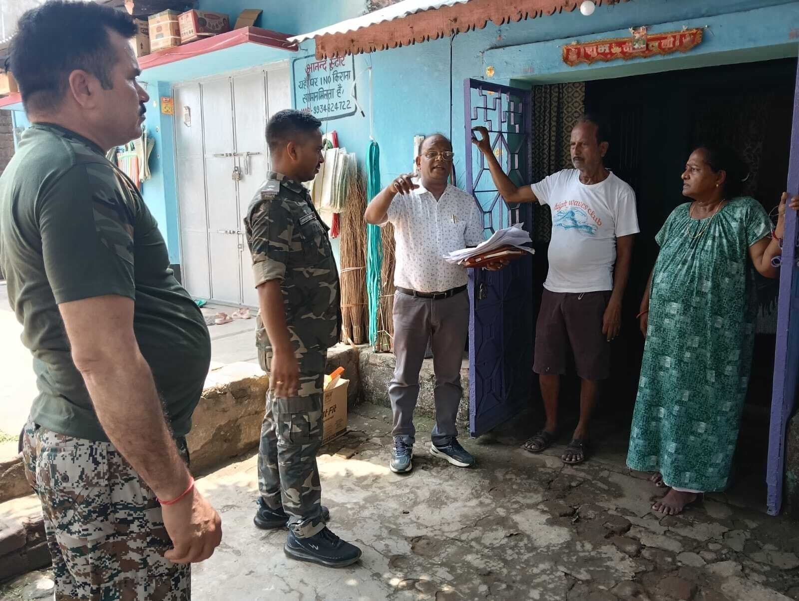 ग्रामीणों से आवेदन लिखने के एवज में वसूली करने पर कार्रवाई