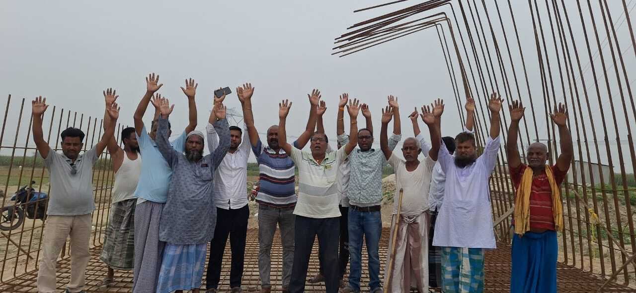 ब्रिज की ऊंचाई कम होने से नाराज लोगों ने किया विरोध प्रदर्शन