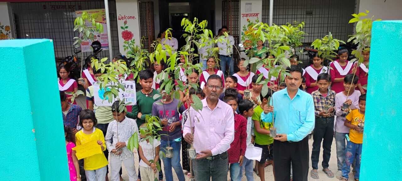 स्कूली बच्चों के किया गया पौधा वितरण, पर्यावरण संरक्षण के प्रति किया जागरूकता