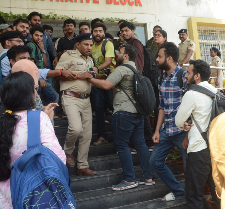 एकेयू में एमबीबीएस की परीक्षा के दौरान हंगामा, आउट ऑफ सिलेबस सवाल पूछे जाने पर भड़के छात्र