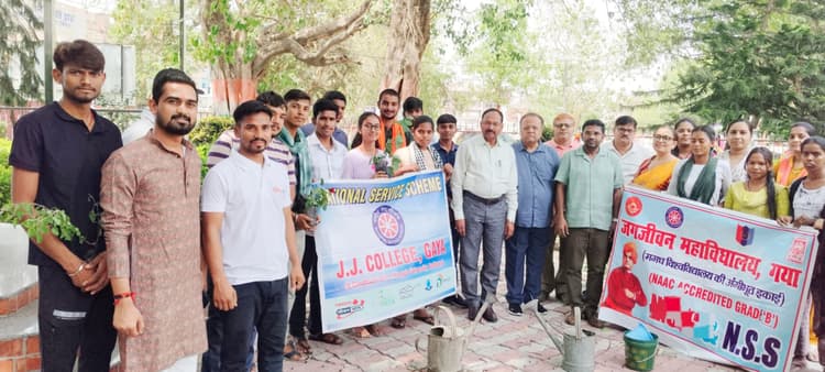 पृथ्वी दिवस पर जगजीवन महाविद्यालय में लगाये गये पौधे