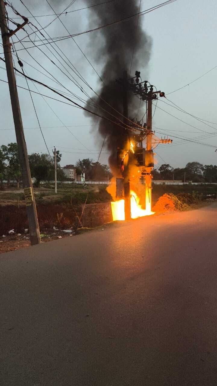 अचानक आग  लगने से ट्रांसफार्मर जला, लोग परेशान
