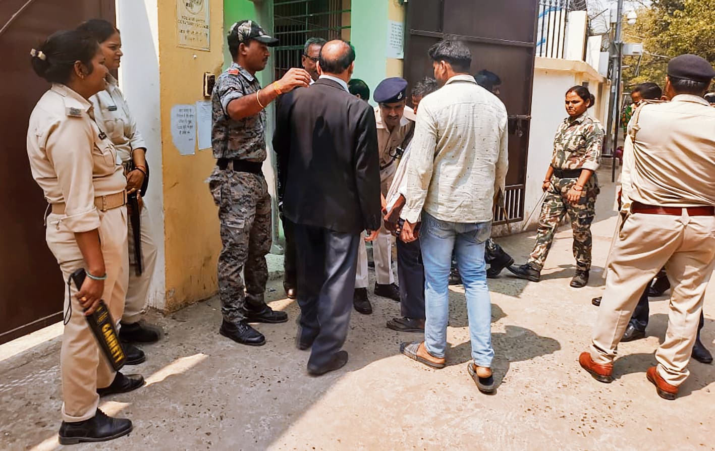 Gopalganj News  : गैंगरेप कांड के आरोपितों पर वारंट के लिए पुलिस ने किया कोर्ट से प्रे