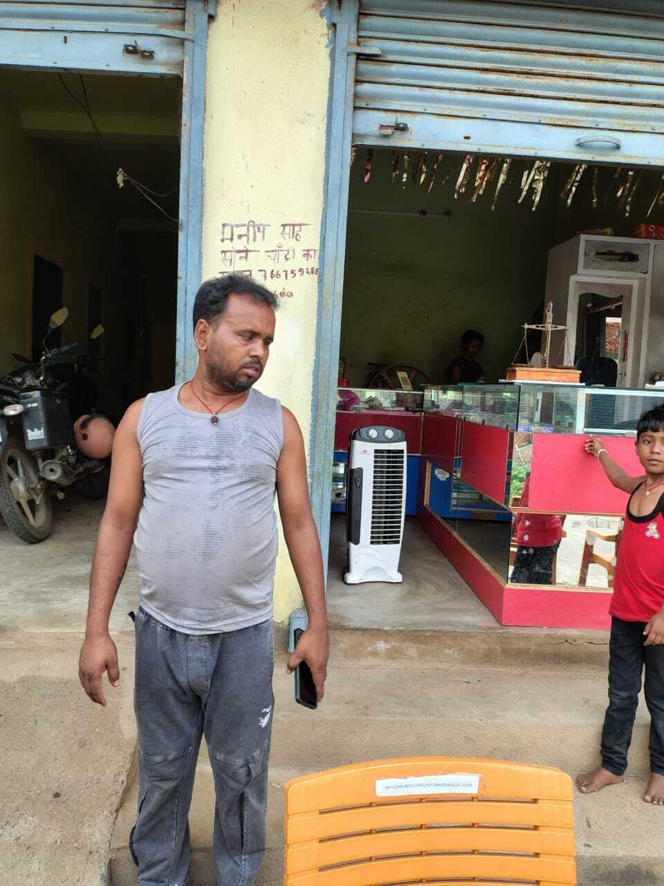 ज्वेलर्स दुकान व जीविका कार्यालय में हुई हजारों की चोरी