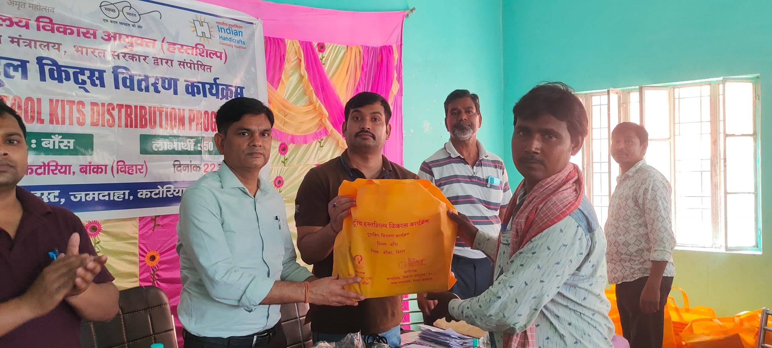 जमदाहा में पचास बांस कारीगरों के बीच उन्नत टूल किट्स का हुआ वितरण