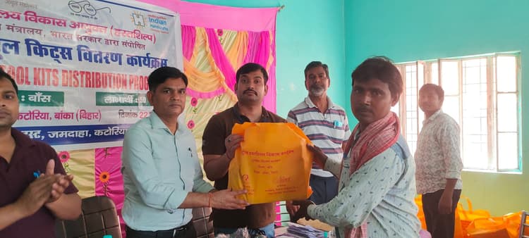 जमदाहा में पचास बांस कारीगरों के बीच उन्नत टूल किट्स का हुआ वितरण