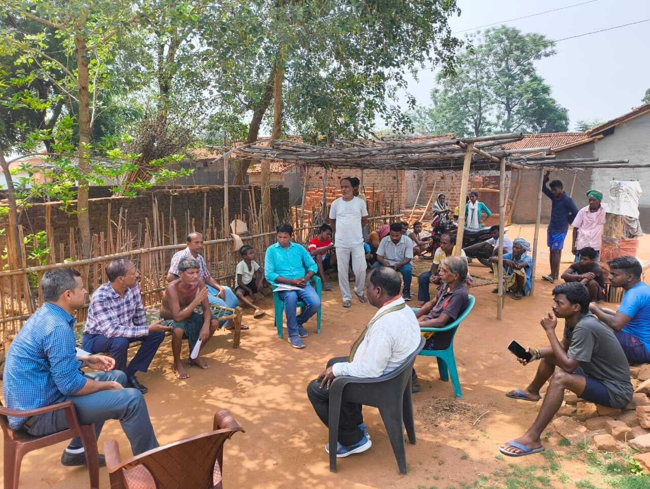 मारगोमुंडा में जांच टीम ने पीएम आवास का किया निरीक्षण