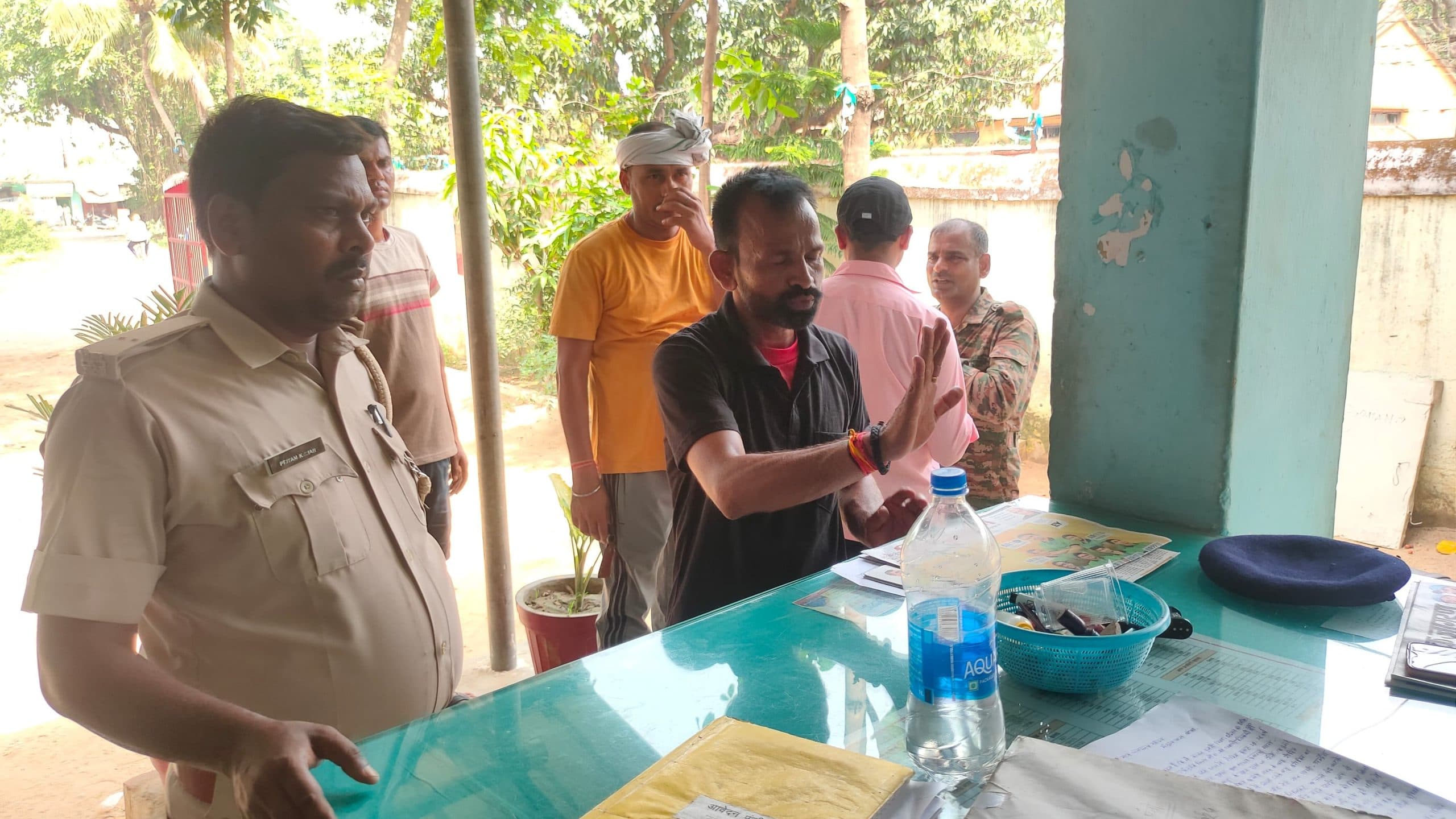 हाजिरी बनाने से रोका तो जुनियर लाइनमेन ने गाली-गलौज कर किया हंगामा, मचा अफरा-तफरी