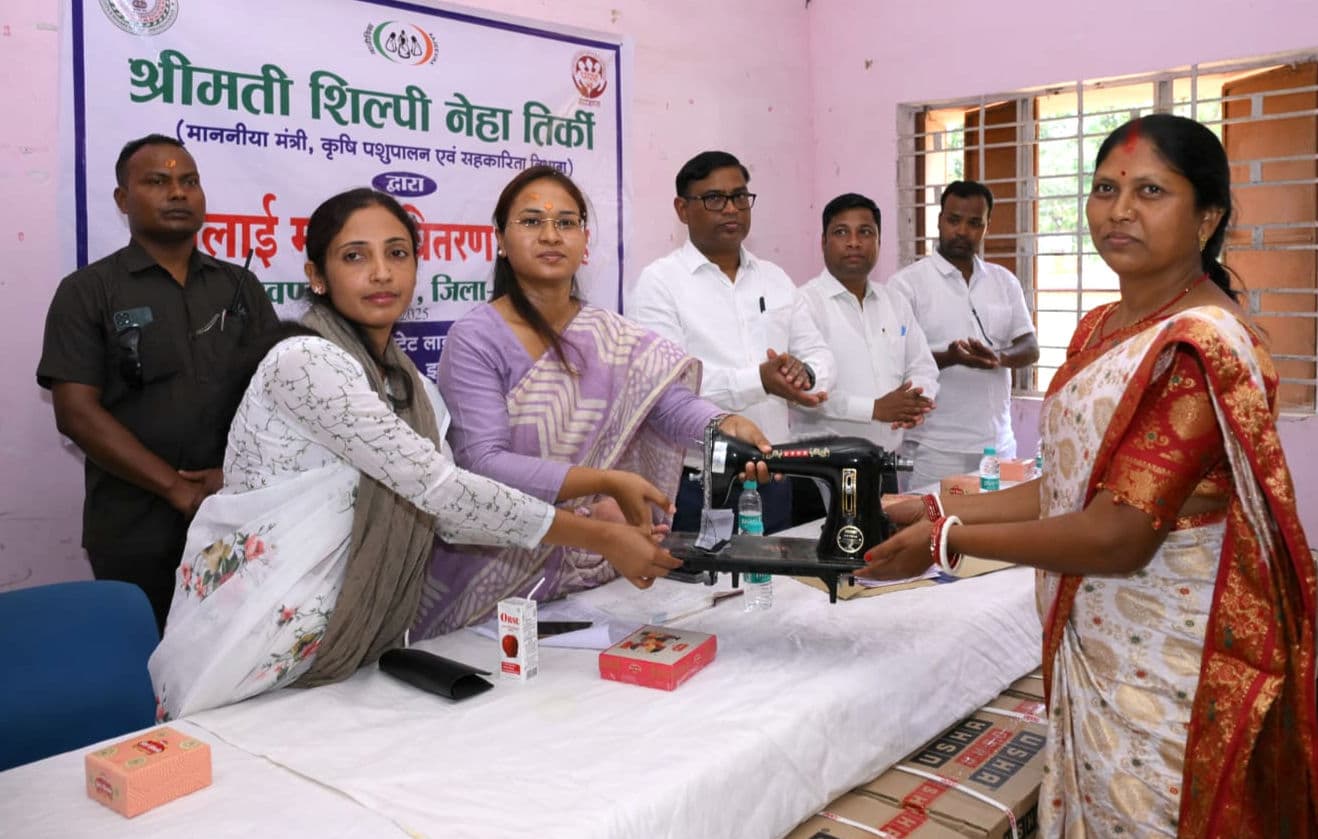 चान्हो व मांडर प्रखंड में महिलाओं को मिली सिलाई मशीन