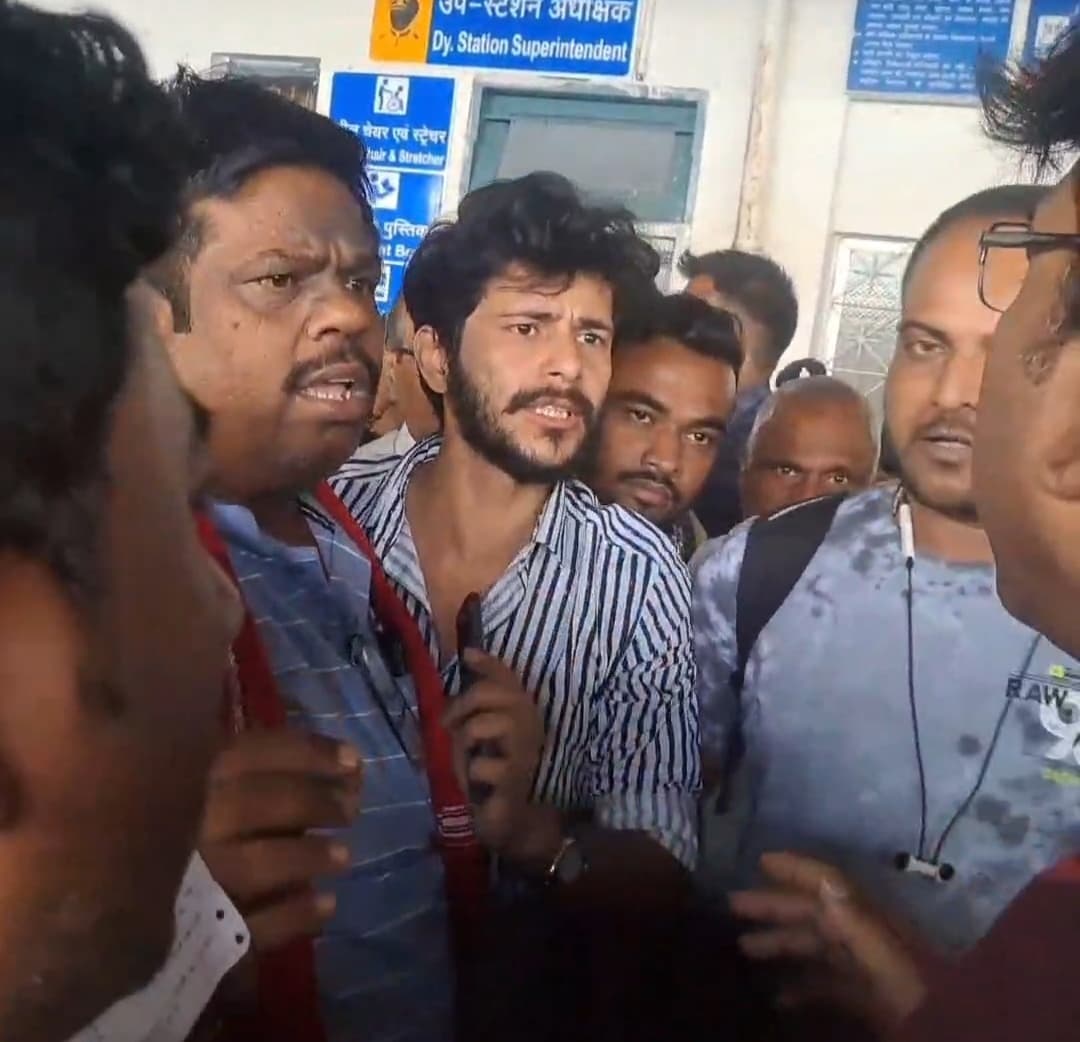 Ranchi News : मौर्य एक्सप्रेस के यात्रियों ने हटिया स्टेशन पर किया हंगामा