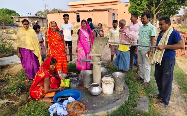 Gaya News : कमलधारा गांव में महज तीन चापाकल का सहारा