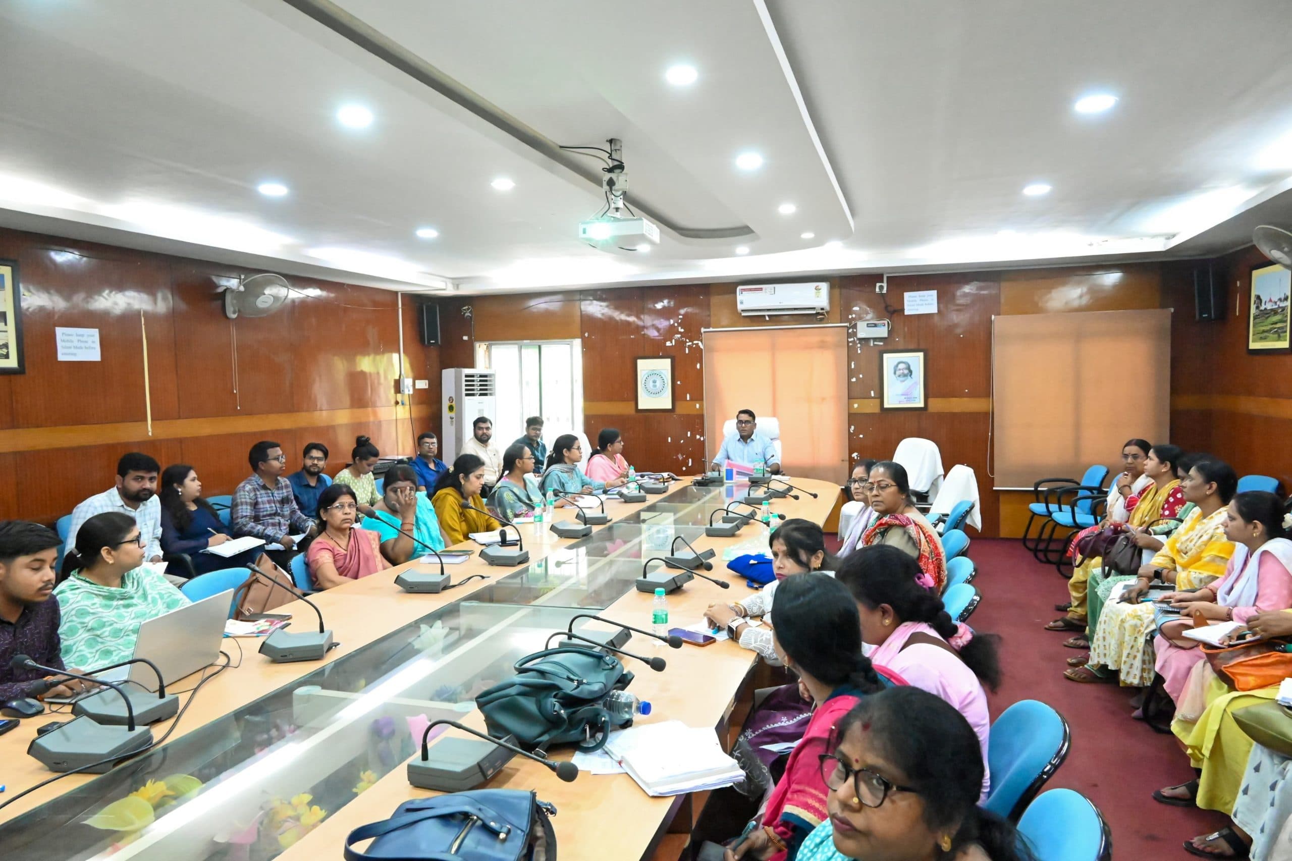 deoghar news : नये आंगनबाड़ी केंद्र बनाने के लिए जल्द करें स्थल चिह्नित : डीसी