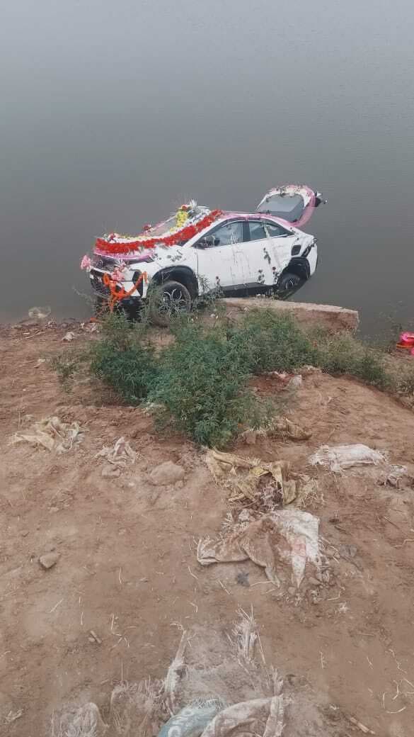 शादी करने संसारपुर जा रहे दूल्हे की गाड़ी गड्ढे में पलटी, पांच जख्मी