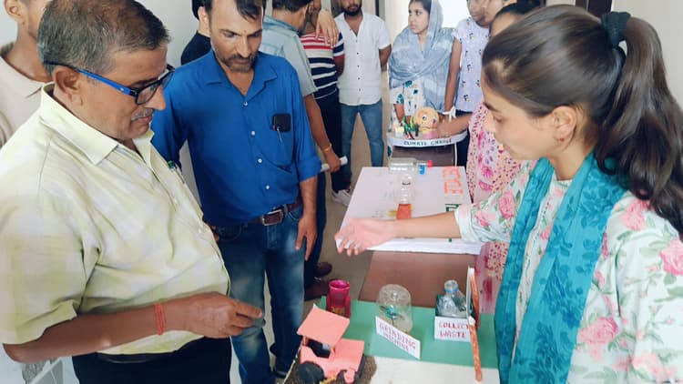 पृथ्वी दिवस: छात्रों ने प्लास्टिक का रि-साइकिल कर तैयार किया ईंट व सड़क का मॉडल