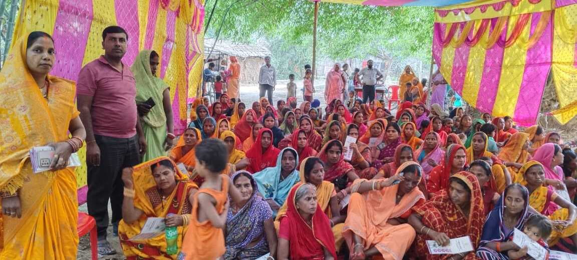 Motihari : संवाद कार्यक्रम में अपनी आंकाक्षाओं को सामने रख रही हैं महिलाएं