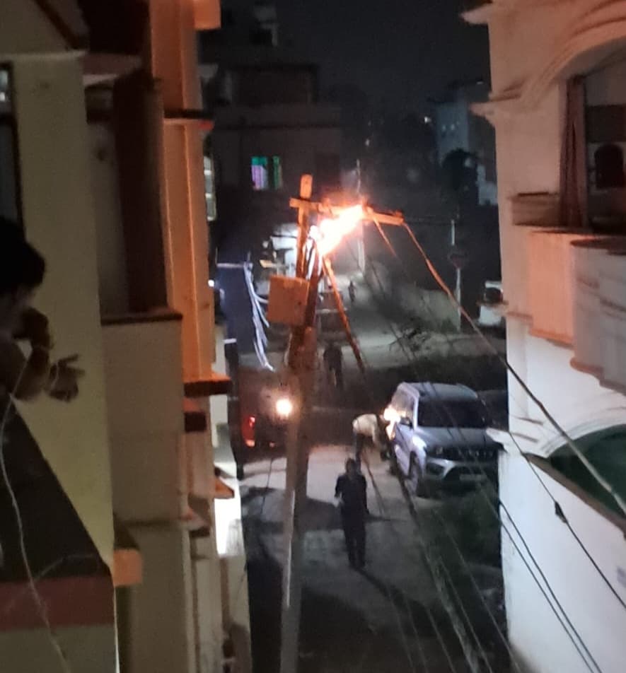 Samastipur News:फॉल्ट व केबल में आग लगने से बिजली सप्लाई होती रही बाधित