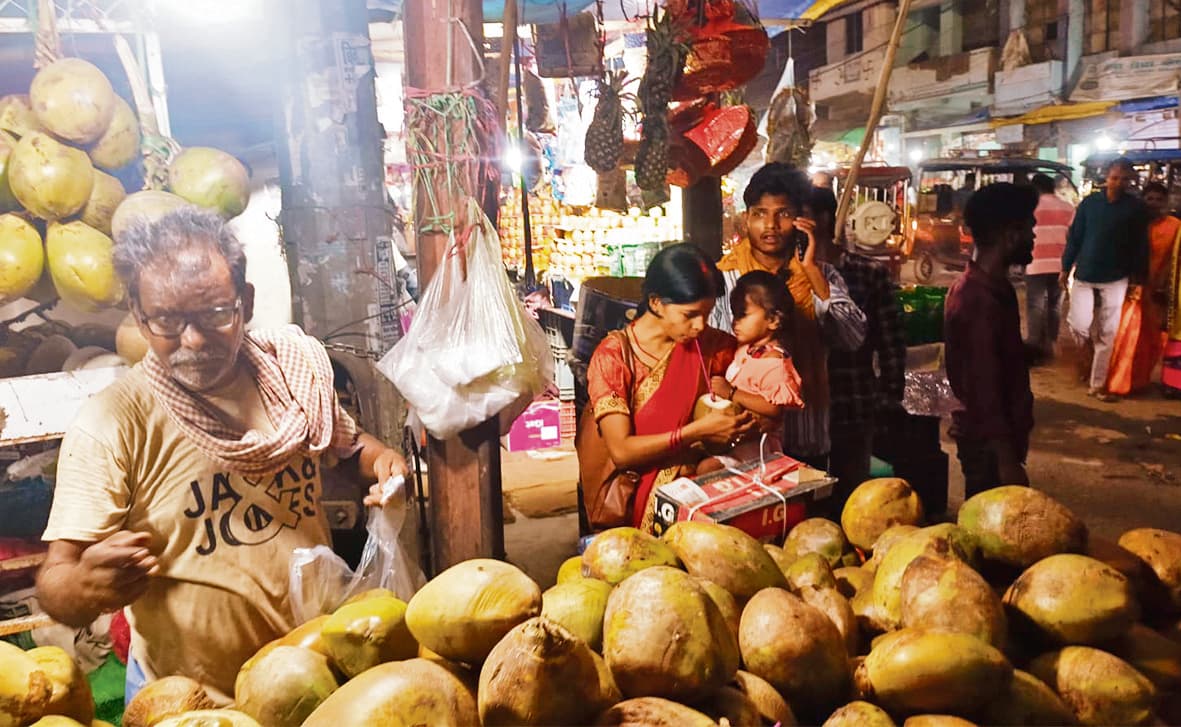 तीखी धूप से झूलसने लगे लोगों के चेहरे