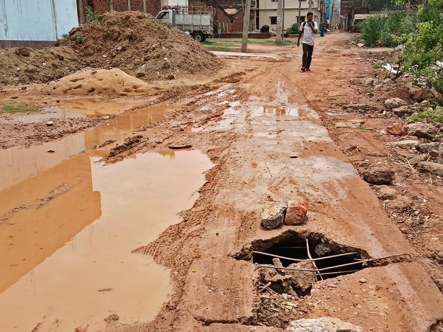 दो माह पहले 76 लाख की लागत से बने महारानीपुरम में नाले के ढक्कन कई जगह टूटे