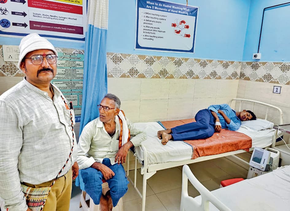 प्लस उच्च विद्यालय में गर्मी से बेहोश हुए आधा दर्जन छात्र-छात्राएं