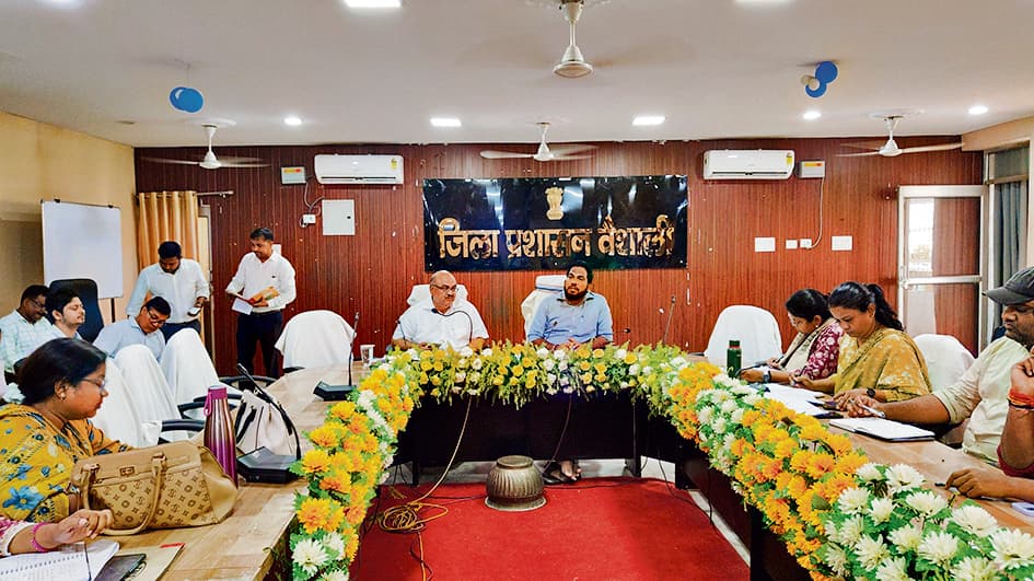 Hajipur News : म्यूटेशन, परिमार्जन और बसेरा मामलों में लापरवाही पर होगी सख्त कार्रवाई : डीएम