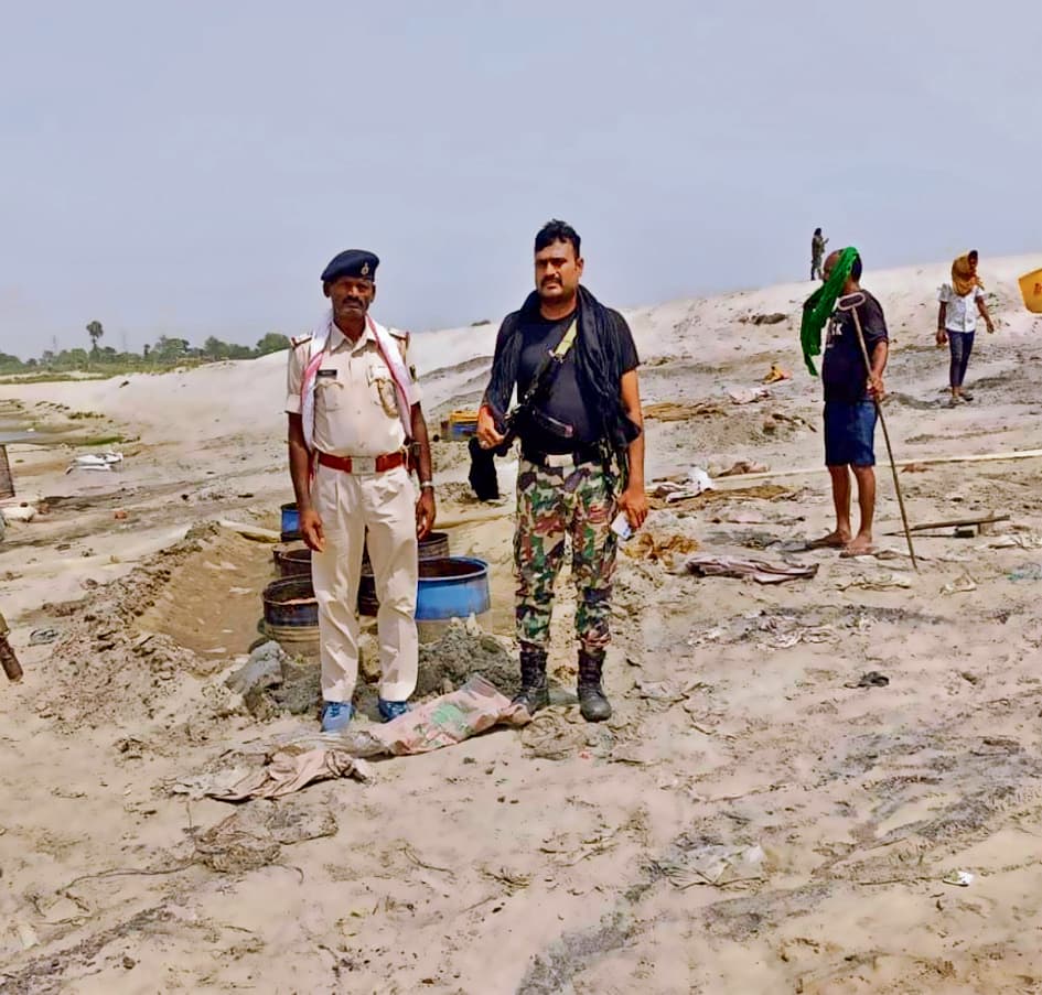 Hajipur News : गंगा किनारे देसी शराब की छह भट्ठियां ध्वस्त