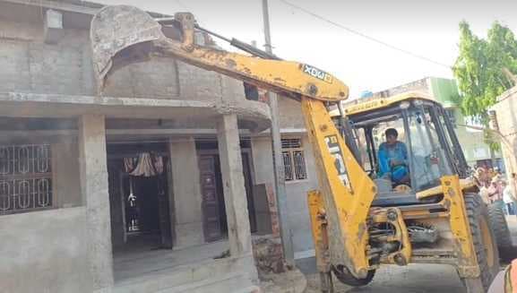 बसुवारा गांव में प्रशासन ने चलाया अतिक्रमण हटाओ अभियान