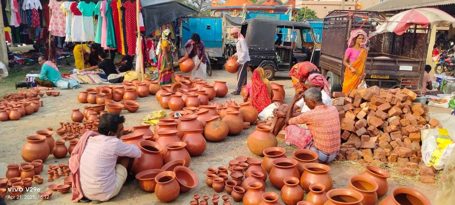 East Singbhum news :  गर्मी बढ़ते ही बाजारों में मिट्टी के बर्तनों की बढ़ी मांग