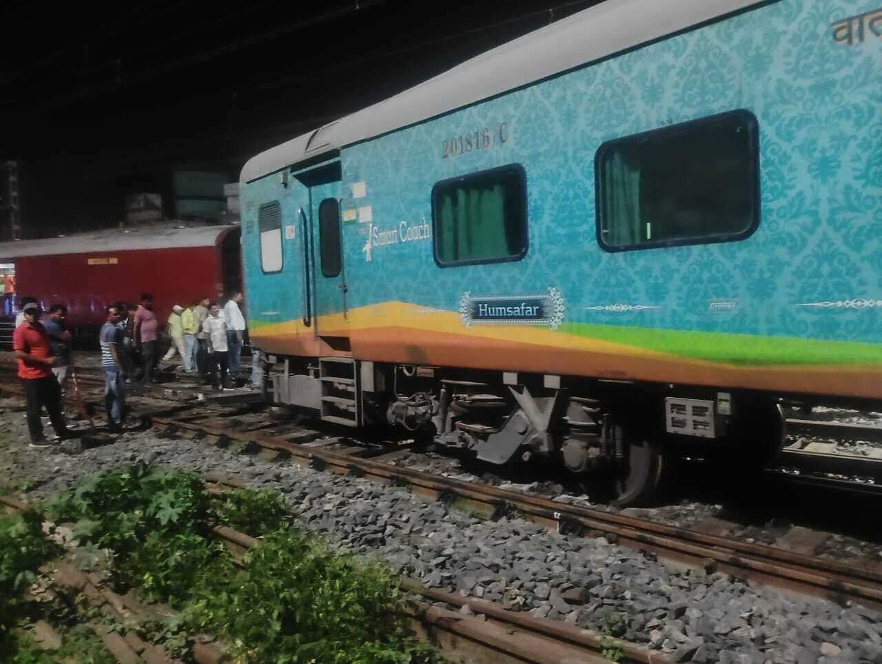 Bhagalpur News: सेंट्रिंग करने के दौरान हमसफर एक्सप्रेस का एक बोगी पटरी से उतरा