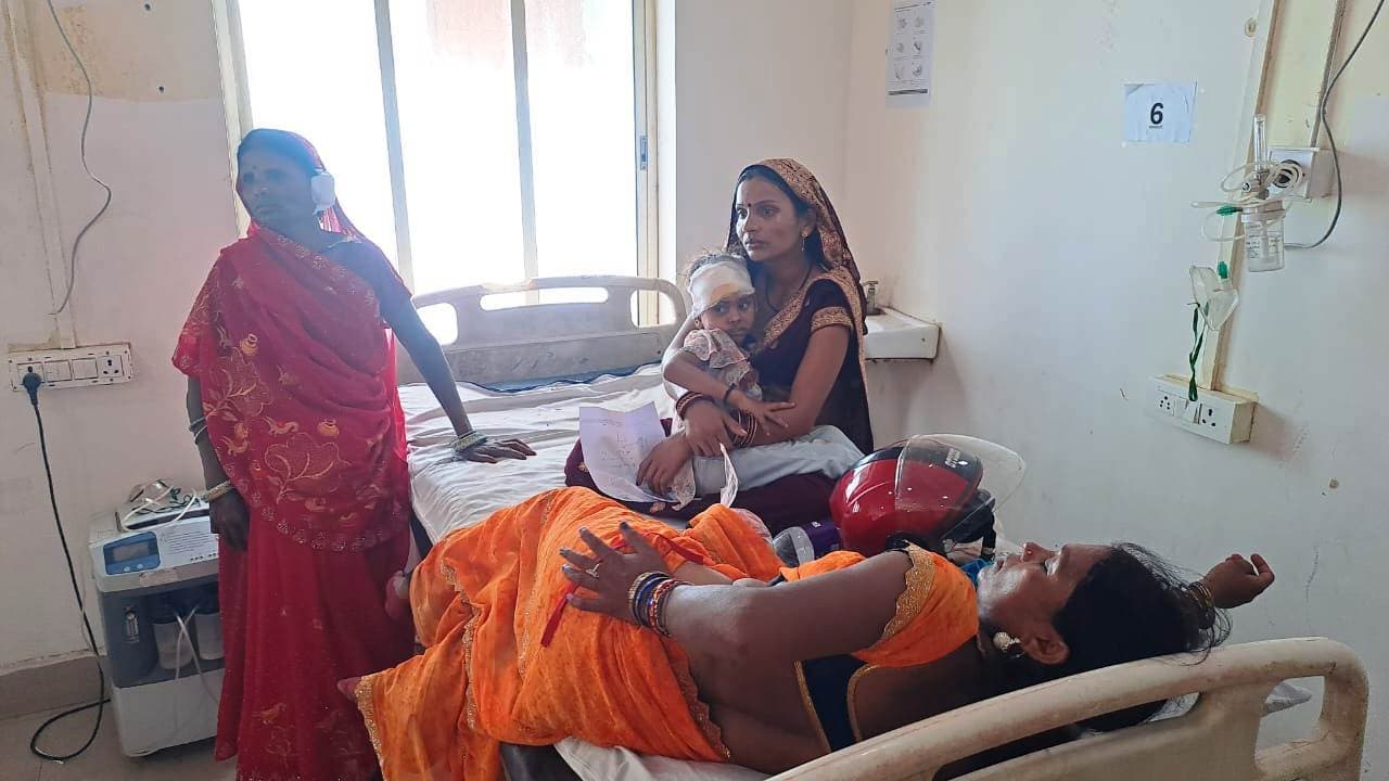 ऑटो पलटने से एक ही परिवार के 10 लोग घायल