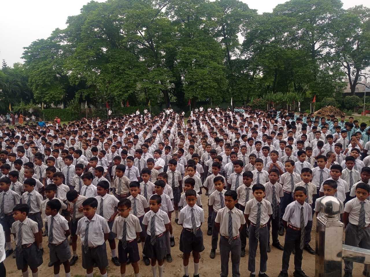 Bhagalpur news पृथ्वी दिवस पर सावित्री पब्लिक स्कूल में पौधरोपण